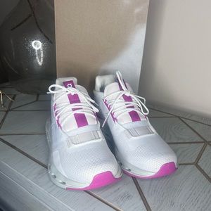 On Cloud Cloudnova size 7 Pink and white